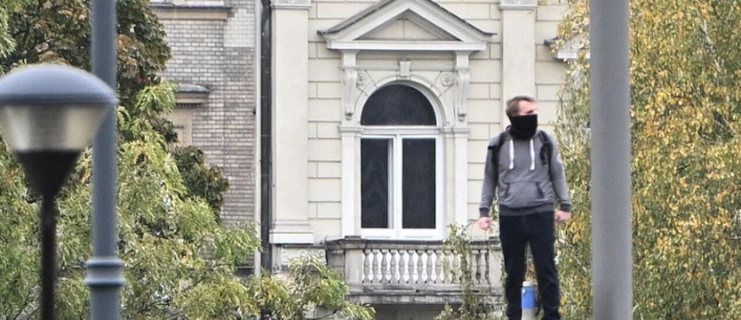 Zakończyły się negocjacje z mężczyzną, który wszedł na pomnik smoleński. Sukces policyjnych negocjatorów
