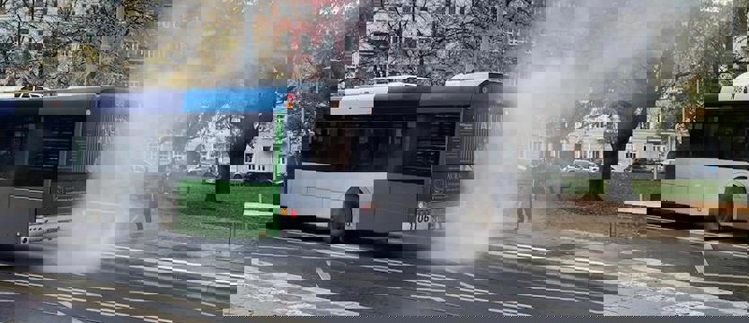 Dym z autobusu linii 99