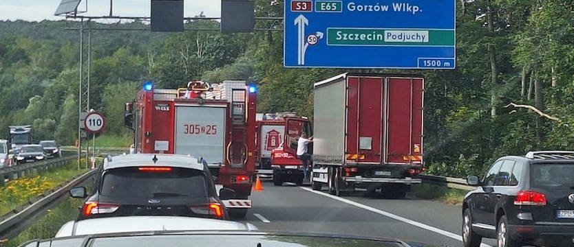 Zderzenie 3 samochodów i zablokowana A6 w kierunku Kołbaskowa
