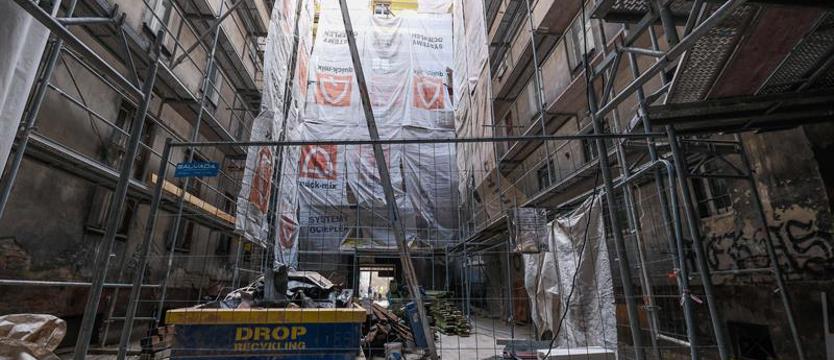 Kamienica z nadbudową. Lokator: „Czy ten stary budynek to udźwignie?”