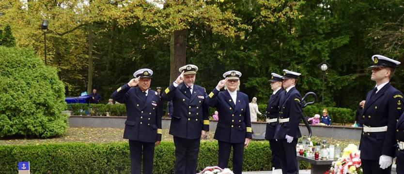Pamięć o zaginionych na morzu. Uroczysta zmiana warty przy pomniku
