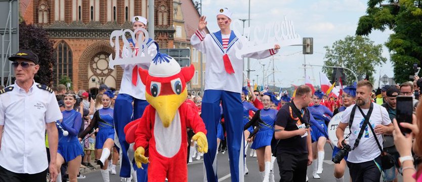 Żeglarze w wielkiej paradzie załóg przeszli przez Szczecin