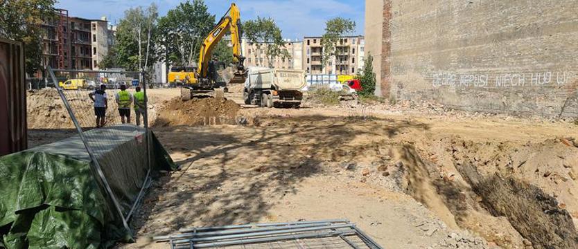Ruch na placu po „Maciusiu". Budynki za prawie dwa lata