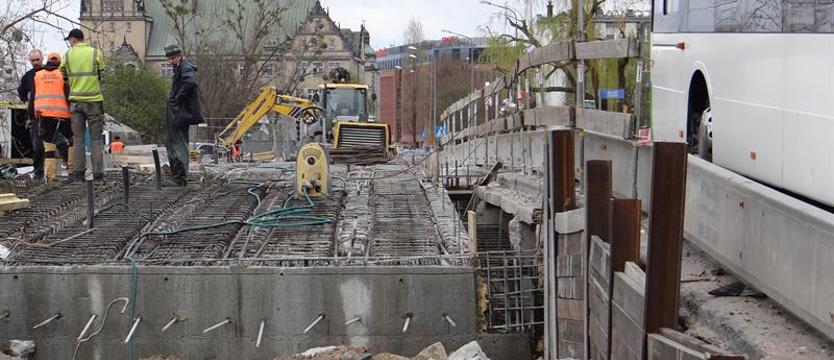 Beton na moście nad kanałem