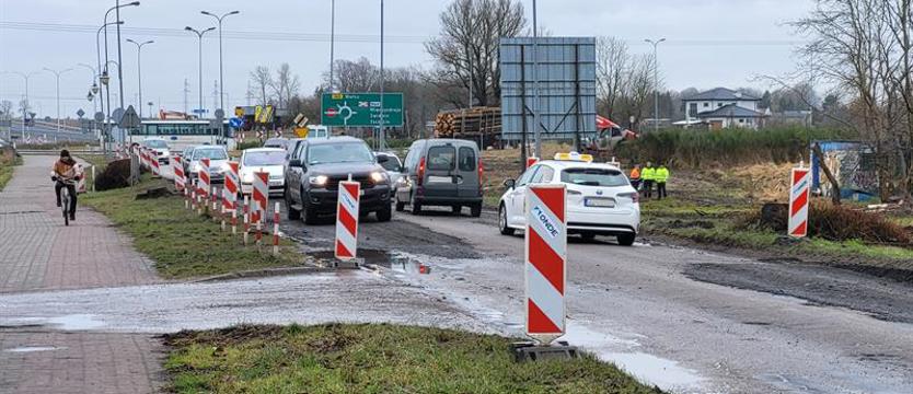 Samochody wyjeżdżają z tej ulicy na lawetach