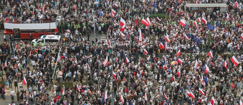 Marsze Trzaskowskiego i Nawrockiego. Policja: zgromadzenia przebiegły bezpiecznie