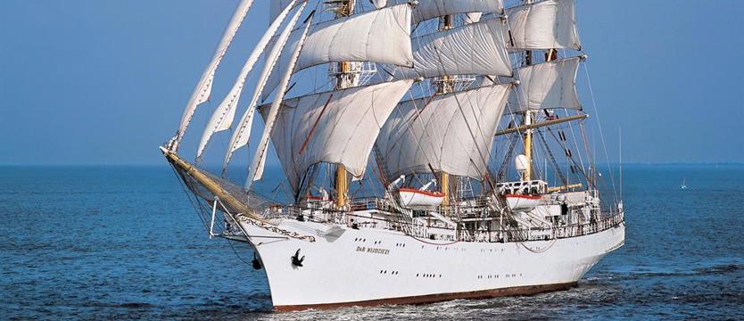 Żaglowiec "Dar Młodzieży" utknął na płyciźnie niedaleko gdyńskiego portu