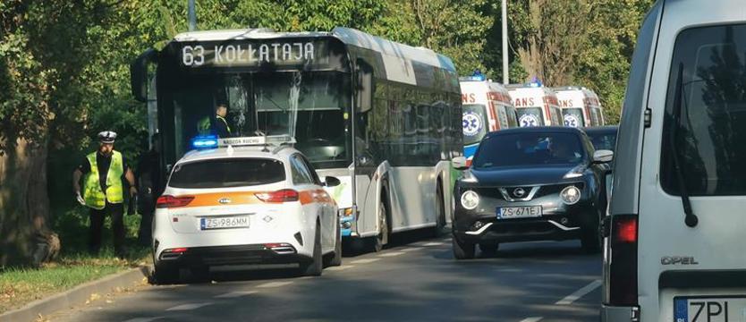 Ostre hamowanie autobusu linii 63 w Szczecinie