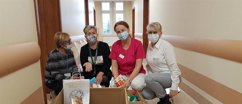 Paczki dla seniorów. Szpital wsparł zbiórkę żywności dla potrzebujących