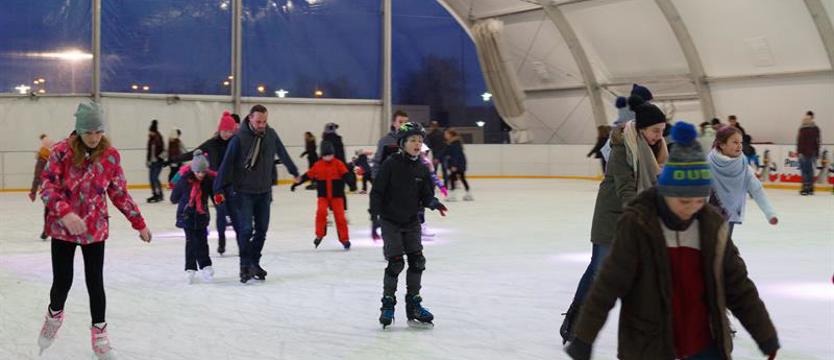 Otwarcie lodowiska przy hali Netto Arena z poślizgiem