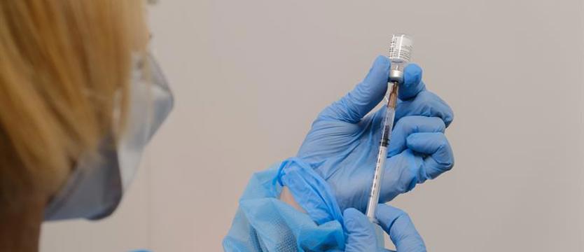 Narada marszałka z dyrektorami szpitali. "Musimy utworzyć covidowy oddział pediatryczny"
