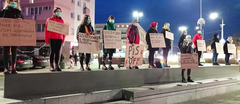 Wiec nielicznych zawiedzionych na placu Adamowicza