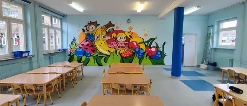 Niezwykłe murale cieszą przedszkolaków z ul. Jodłowej