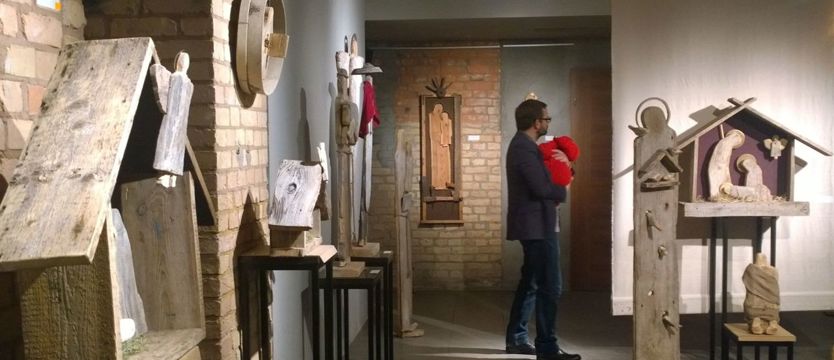 Galerii Kapitańskiej drewniane szopki i anioły