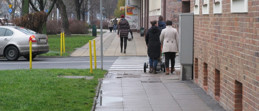 KURIERLINIA. Jedna ulica, dwa chodniki