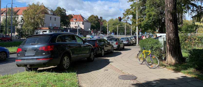Kto bogatemu zabroni? Parkowanie na ścieżkach rowerowych