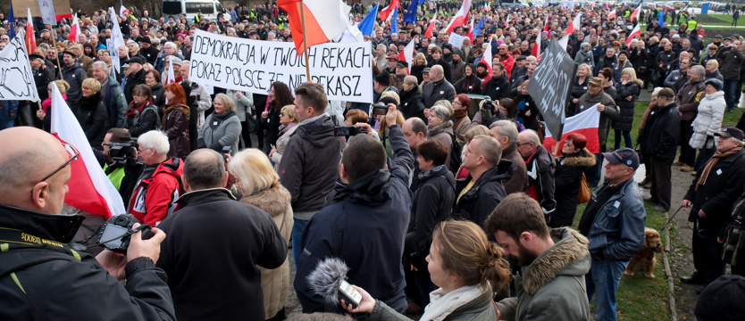 Demonstranci:  Prezydencie Duda obudź się!