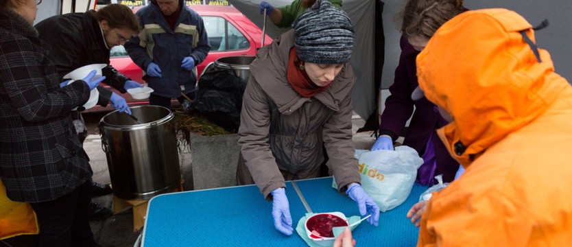 Barszcz i ciasto na placu Lotników