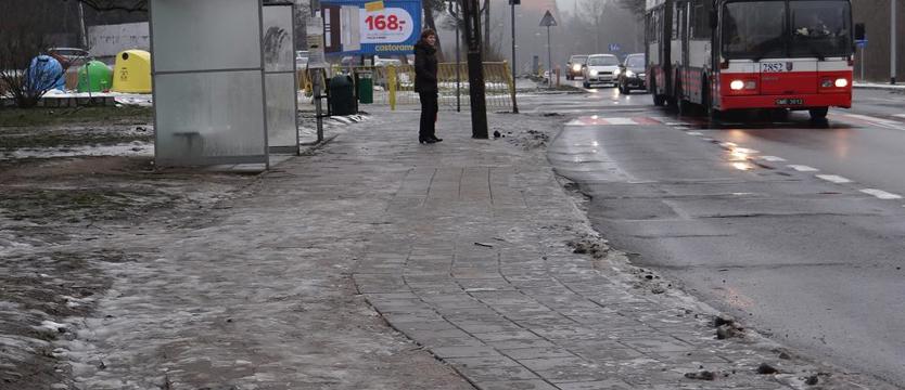 Chodnik ułożony do połowy