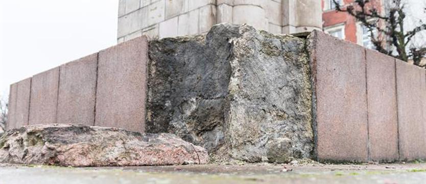Niszczą Pomnik Wdzięczności