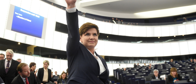 Szydło wraca do kraju z tarczą