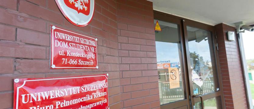 Wyleci z akademika za antyislamskie naklejki