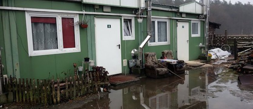 Nie płacisz, lądujesz w baraku – straszak podziałał...