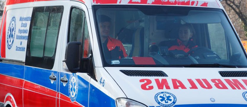 Dwie osoby, w tym dziecko, poszkodowane w zderzeniu samochodu z pociągiem