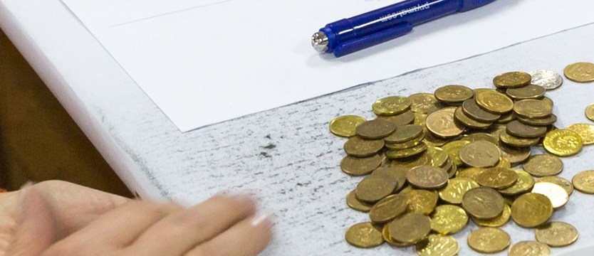 Kobiety trzymają kasę