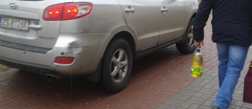 NAPISZ DO NAS. Parking na chodniku