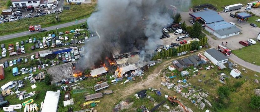 Pożar na terenie warsztatu samochodowego