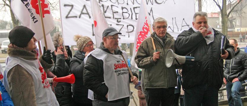 Pikieta przed szpitalem. Bronią miejsc pracy 