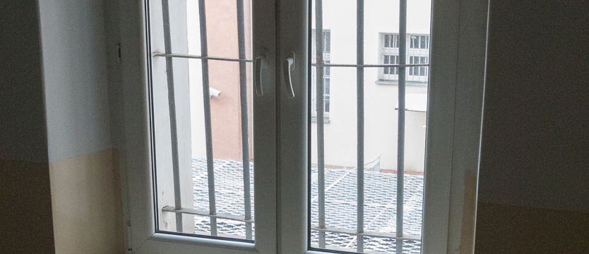 Z młotkiem na policjantów