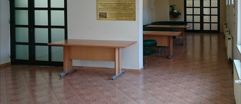 Obrus toaletowy i kupa w magistracie