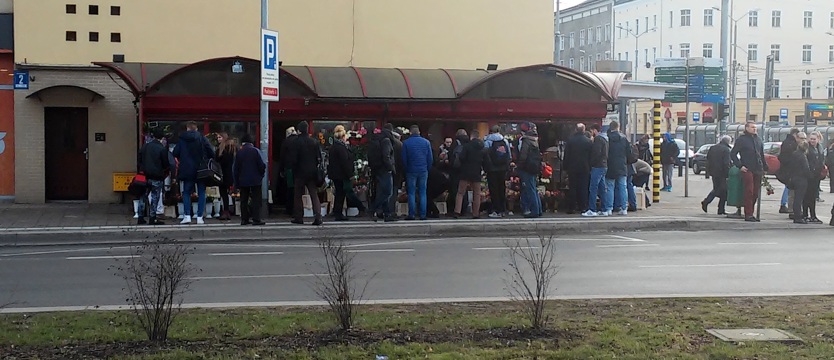 Mężczyzna z kwiatkiem