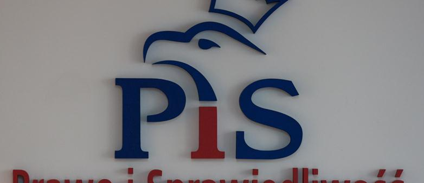 W pogoni za PiS-em