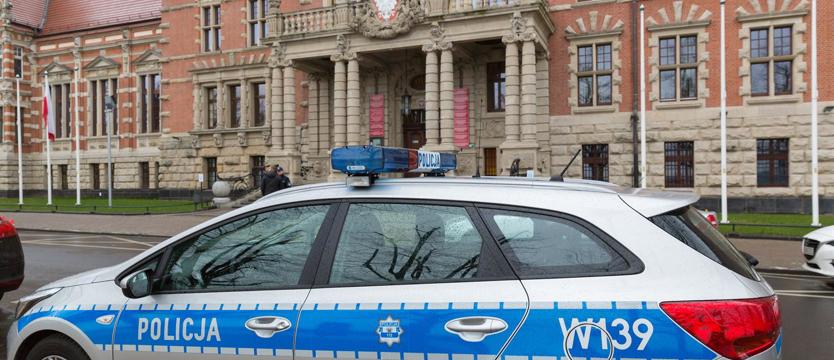 Policja pilnuje urzędów, lotnisk, dworców