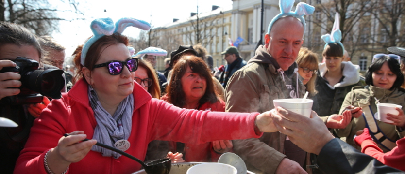 Wielkanocna manifestacja KOD przed KPRM
