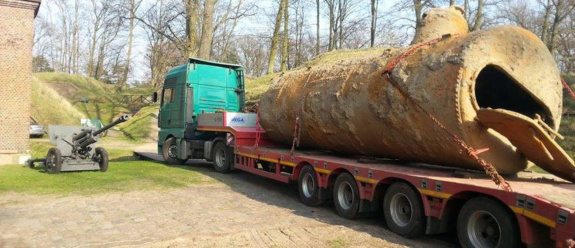 Przed bombami kryli się w wielkim kotle