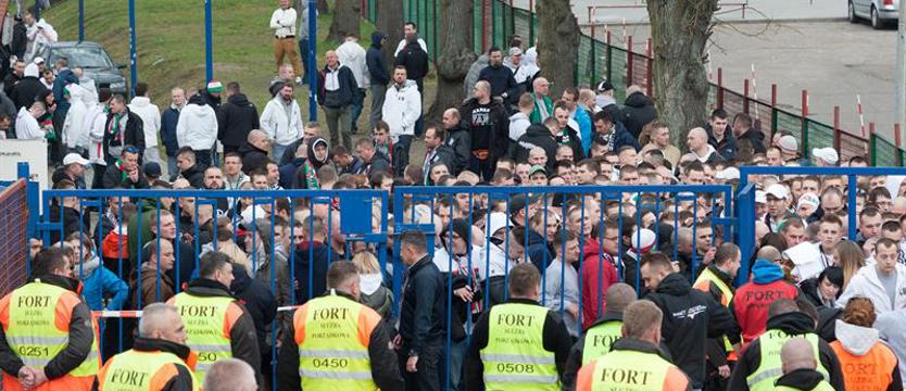 Piłka nożna. Trzech zatrzymanych, narkotyki i sektorówka