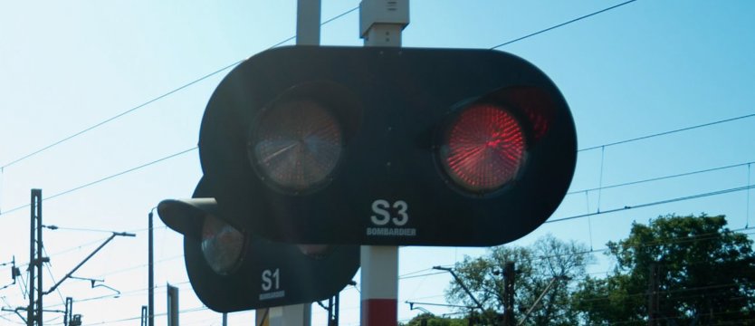 Motorowerzysta uderzył w pociąg