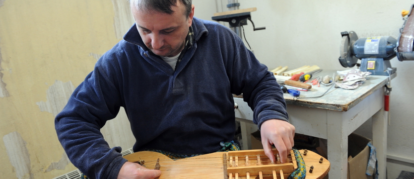 Zrekonstruowana nyckelharpa