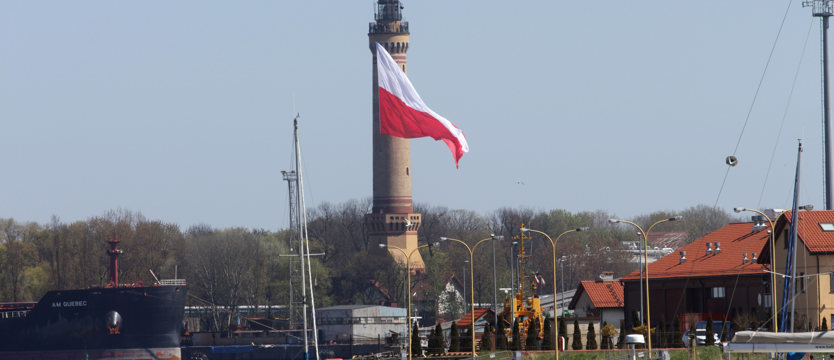 Wielka flaga na świnoujskiej latarni