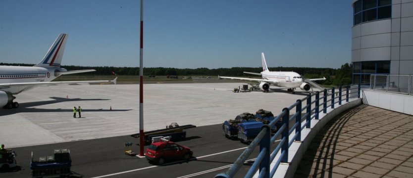 Alarmujący telefon: Na lotnisku jest bomba!
