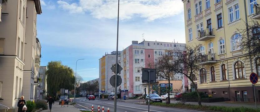 Interpelował, teraz ma problemy. Samorządowcy sprawdzą, gdzie mieszka radny