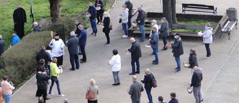 Święcenie pokarmów na zewnątrz świątyni