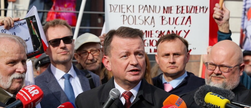 Były szef MON Mariusz Błaszczak usłyszał zarzuty ws. odtajnienia części planu "Warta". Grozi mu do 10 lat więzienia