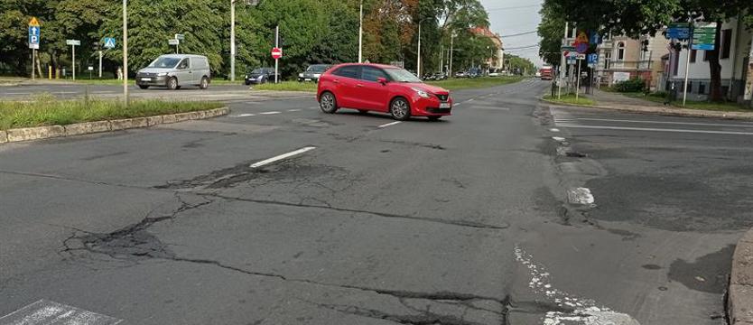 Nakładki jezdni w al. Wojska Polskiego do wymiany. Frezowania i asfaltowania na cztery miesiące
