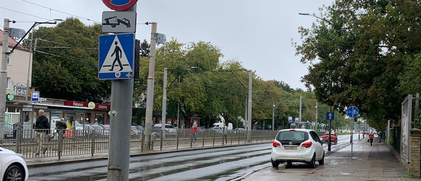 Turniej się skończył, ale nie parkowanie na ścieżce rowerowej przy al. Wojska Polskiego w Szczecinie
