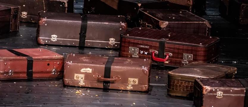 Walizki jako symbol „znikania”. Mamy zaproszenia na „Cabaret”